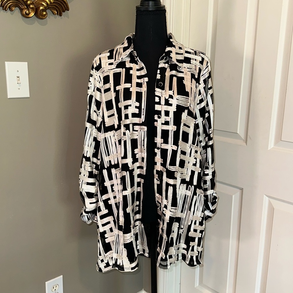 Fabulous black and white designed jacket, Chicos size 1 like new condition 🖤